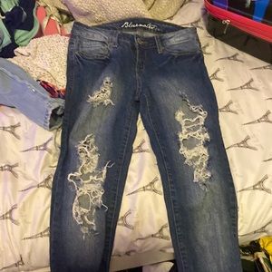 Low rise skinny jeans with ripped knees